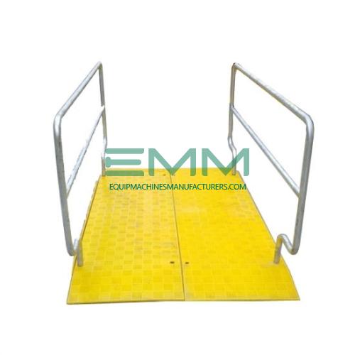 Plastic Trench Cover with Iron Barrier for Road Work